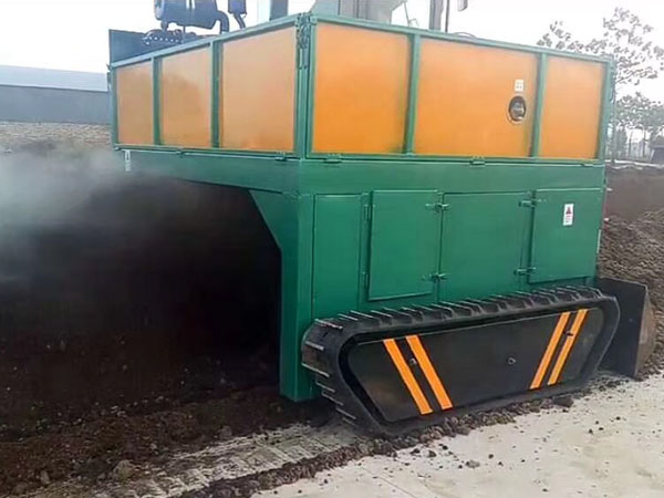 雞糞發(fā)酵翻堆機設(shè)備應(yīng)用