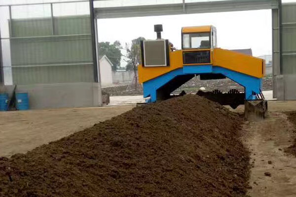 堆肥發(fā)酵翻堆機與其他翻堆機的區(qū)別