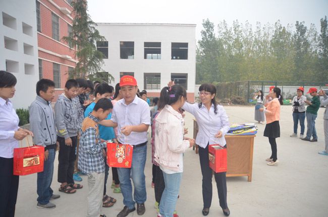 湖南中秋慰問(wèn)師生暖-社會(huì)支援月餅甜-人元生物公司參與中秋慰問(wèn)捐贈(zèng)活動(dòng)