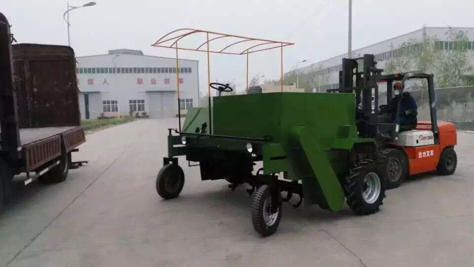 翻堆機(jī)裝車發(fā)貨現(xiàn)場