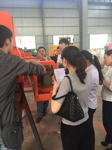 我公司組織員工去設(shè)備廠參觀學(xué)習(xí)圖1 我公司組織員工去設(shè)備廠參觀學(xué)習(xí)圖1