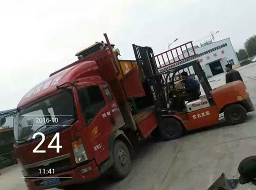 2300履帶式翻堆機(jī)發(fā)往湖北，裝車完畢