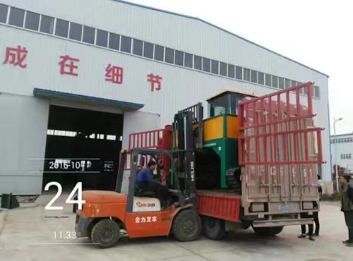 2300履帶式翻堆機(jī)發(fā)往湖北，裝車完畢