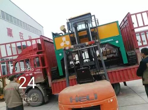 2300履帶式翻堆機(jī)發(fā)往湖北，裝車完畢