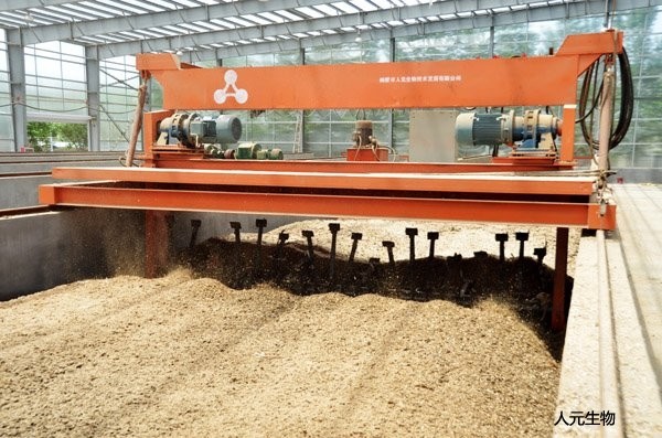 安徽槽式翻堆機(jī)好用嗎？一機(jī)多槽效率高，發(fā)酵快