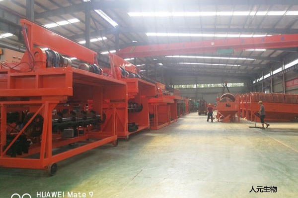 槽式翻堆機(jī)好用嗎？一機(jī)多槽效率高，發(fā)酵快