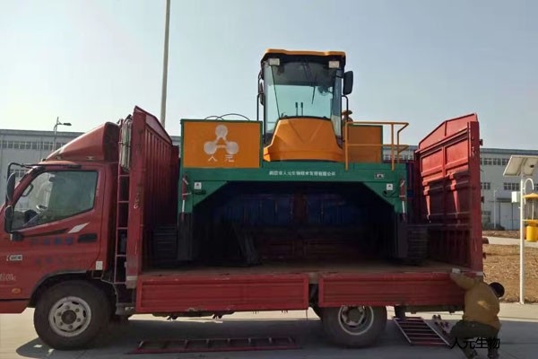 履帶式翻堆機(jī)工作原理簡單，翻堆效果卻不錯(cuò)