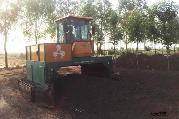 履帶式翻堆機(jī)工作原理簡單，翻堆效果卻不錯(cuò)