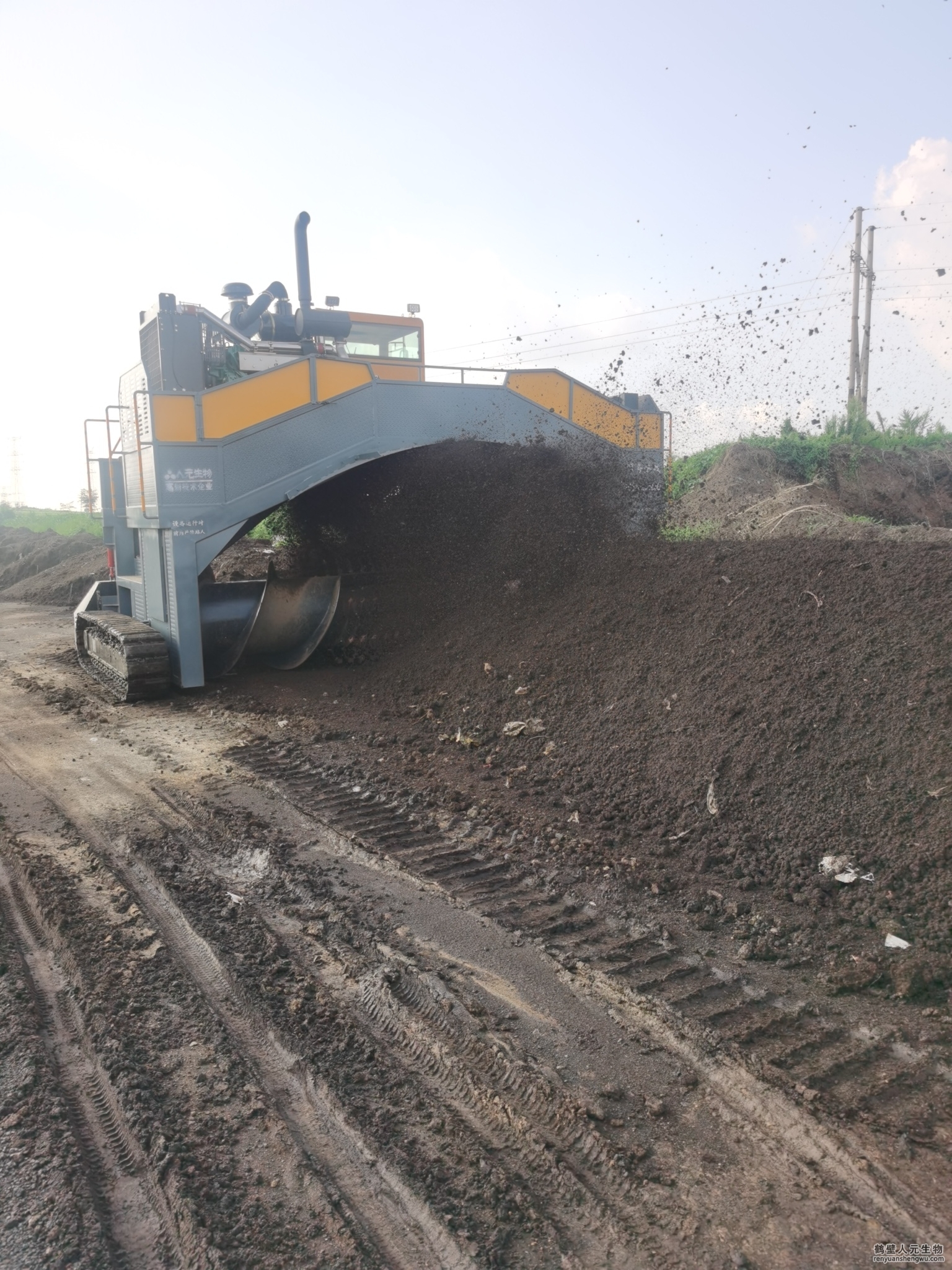 有機(jī)肥發(fā)酵用地面履帶行走式翻堆機(jī)的優(yōu)缺點(diǎn)？